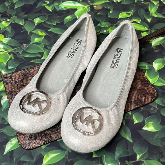 Michael Kors silver metallic flats with front round MK emblem - Picture 1 of 7